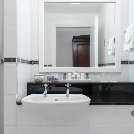 מלון Bayview 4*